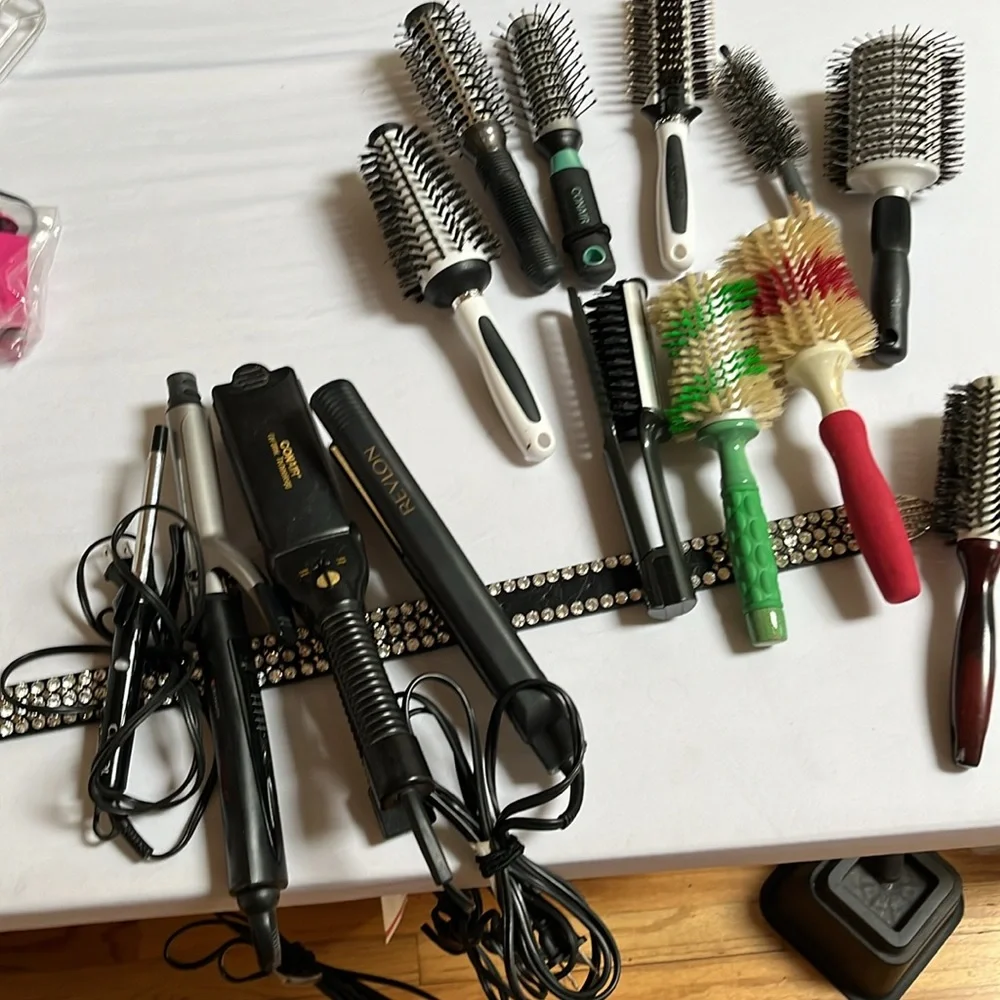 CURLMASTER ,REVLON,CONAIR various size blow out brushes , round and vent 7 total